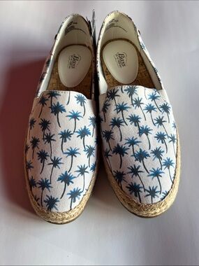 Bass Pro Shops White Canvas Espadrilles with Blue Palm Print